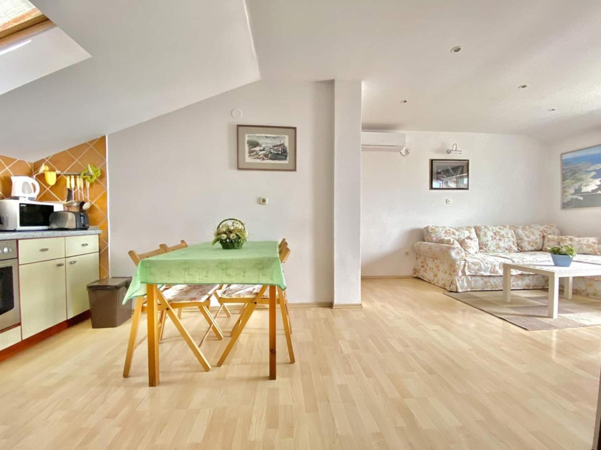 Family Apartments Viva Close To The Beach Крк Екстер'єр фото