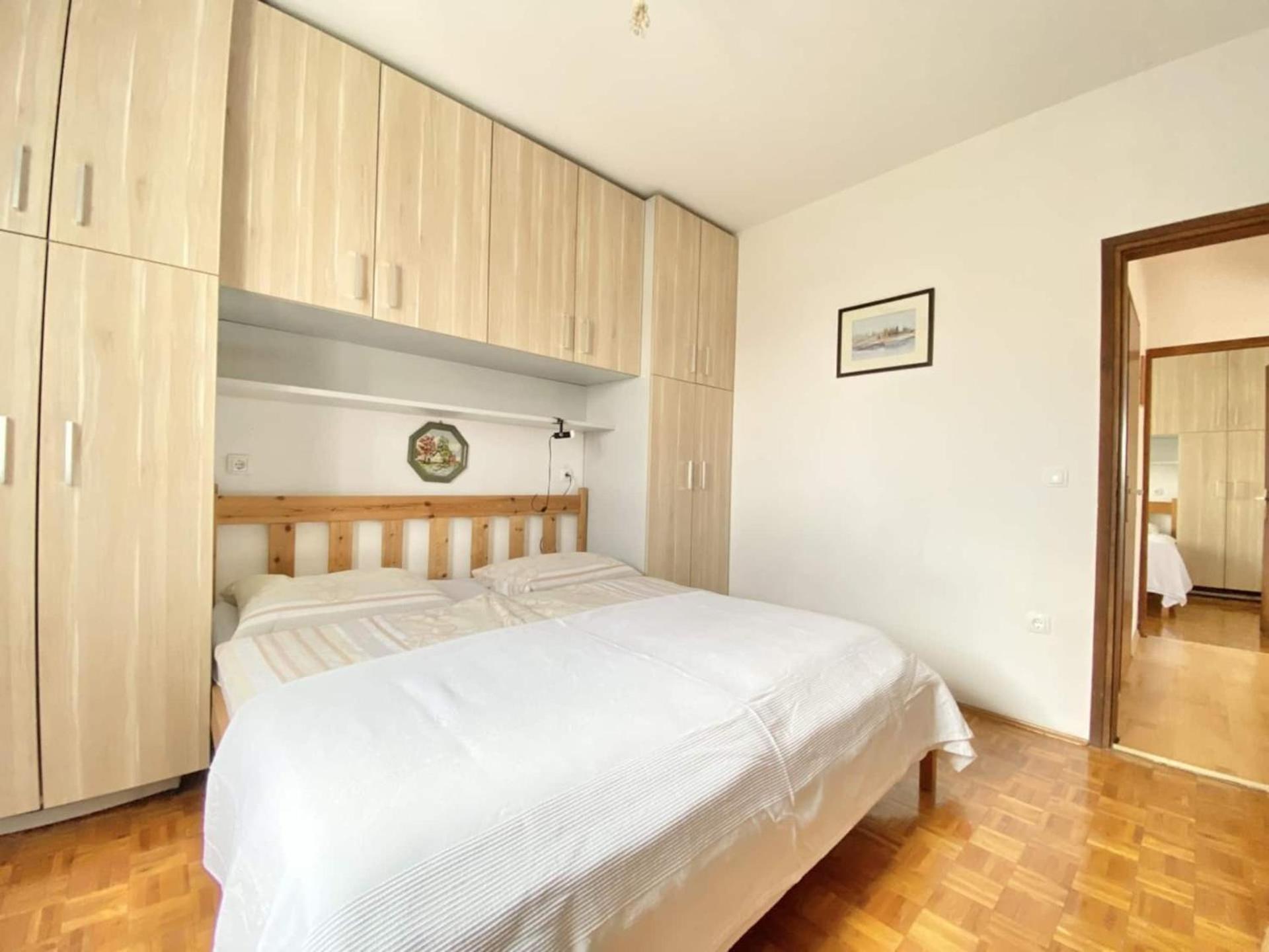 Family Apartments Viva Close To The Beach Крк Екстер'єр фото